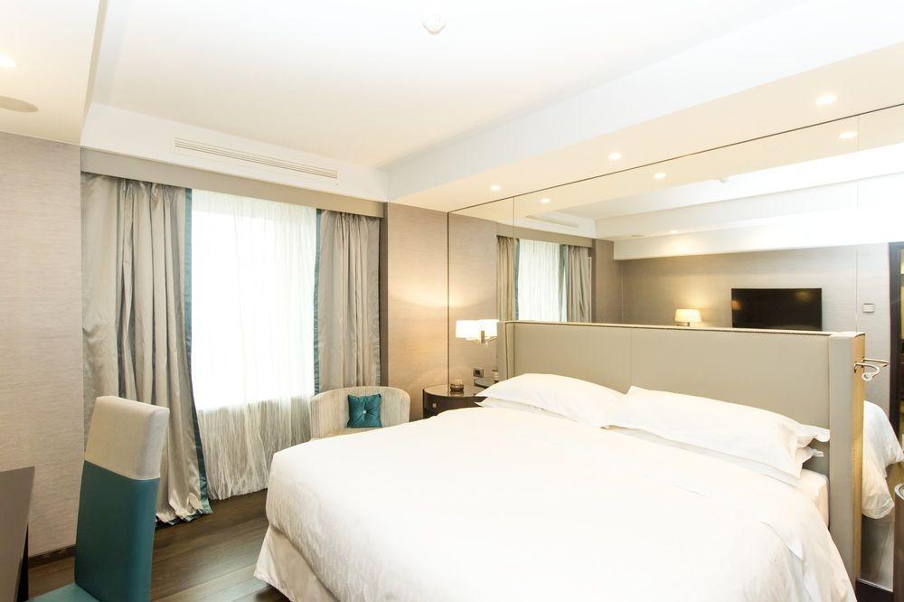 Sheraton Bucharest Hotel Exterior photo Deluxe Room