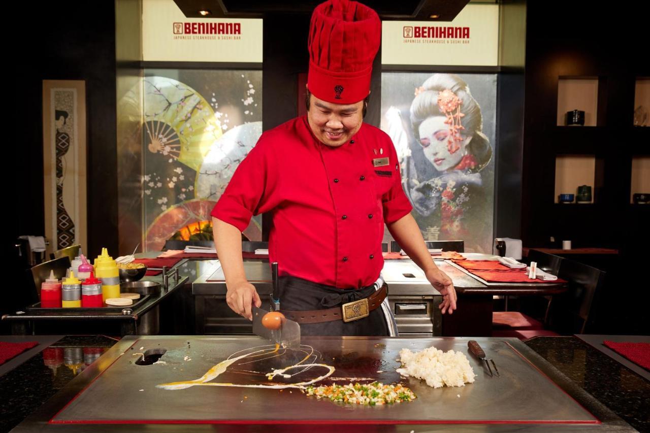 Sheraton Bucharest Hotel Exterior photo Teppanyaki cooking
