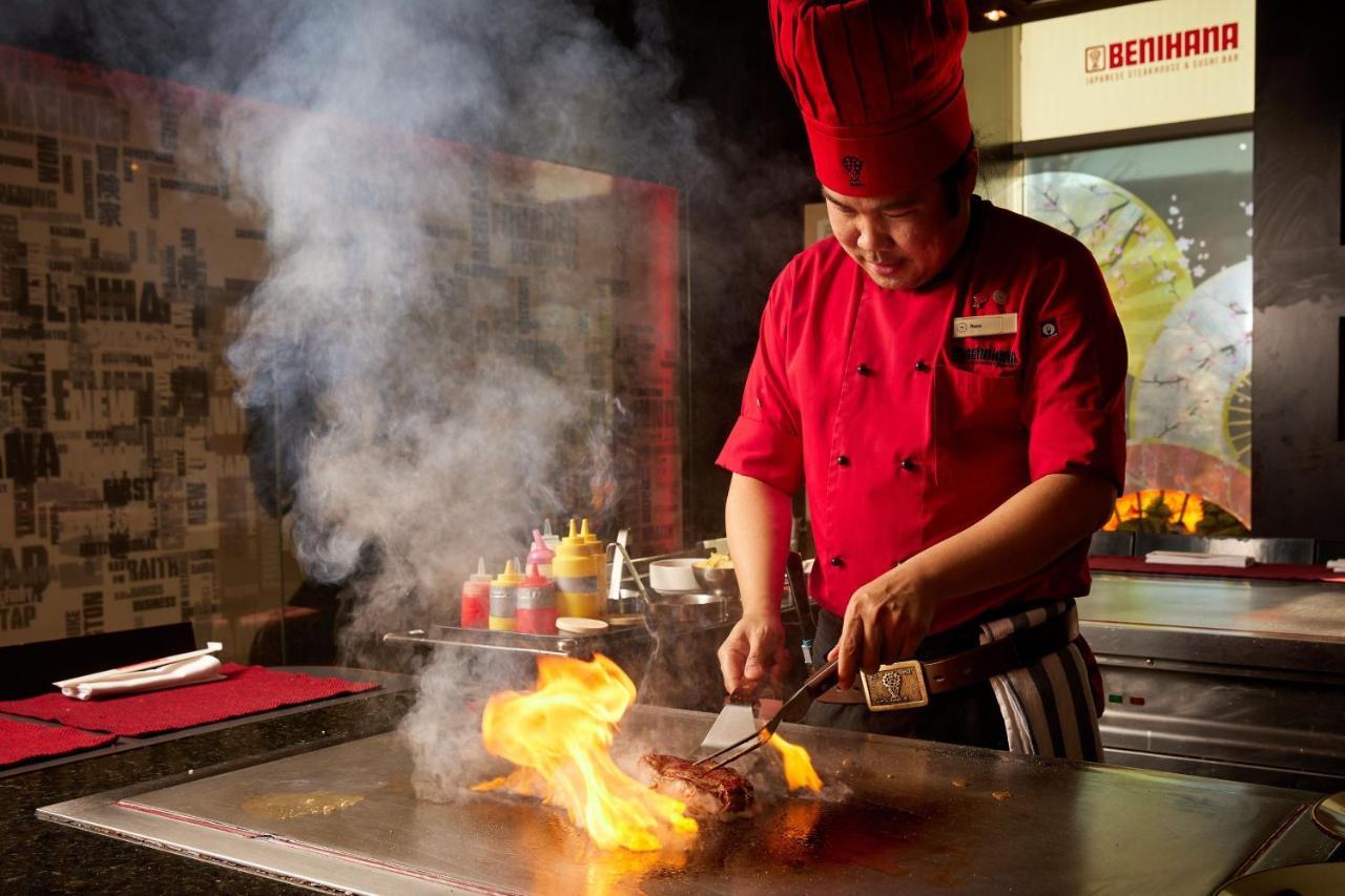 Sheraton Bucharest Hotel Exterior photo A chef cooking with a wok