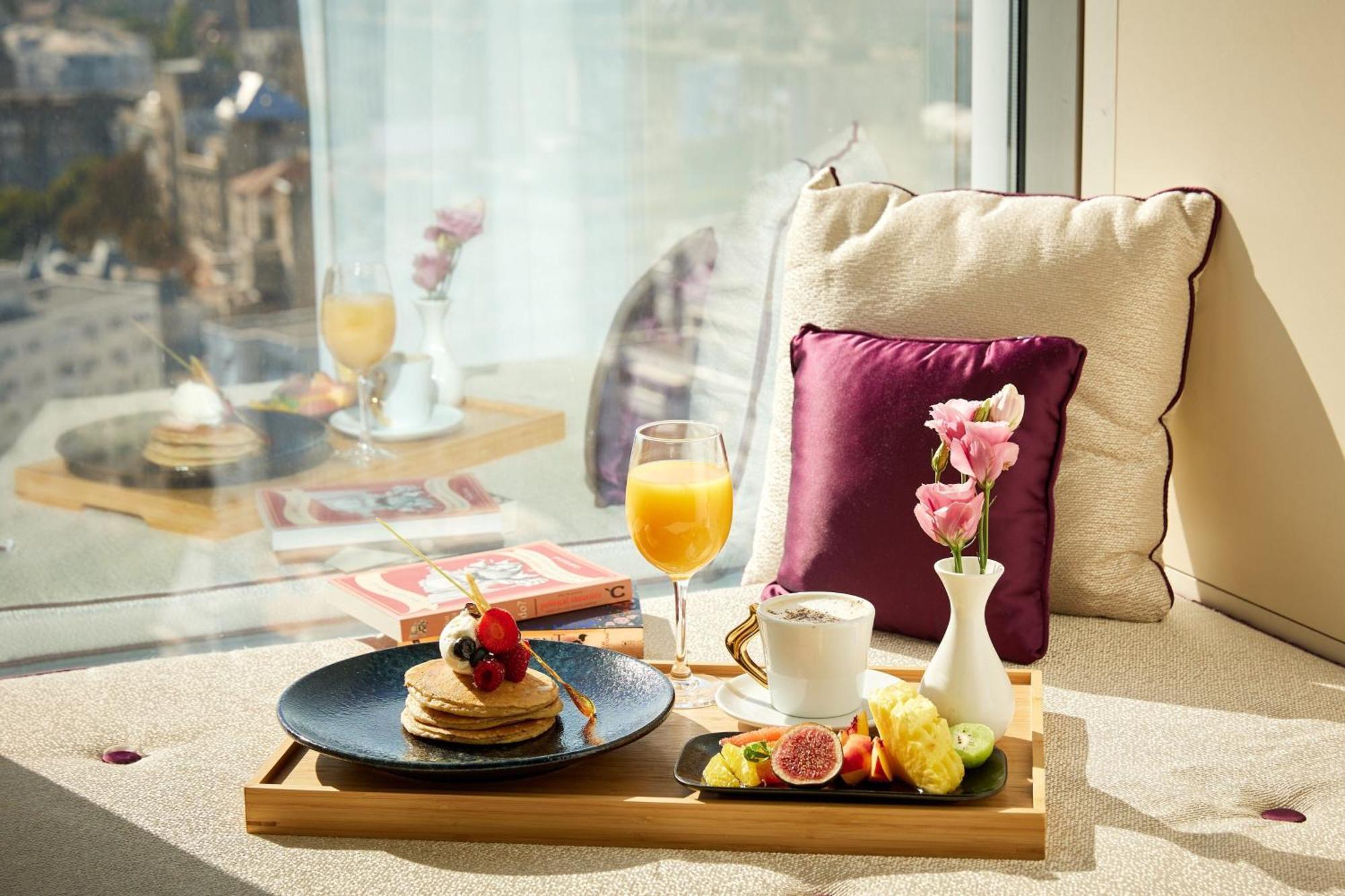 Sheraton Bucharest Hotel Exterior photo A breakfast tray