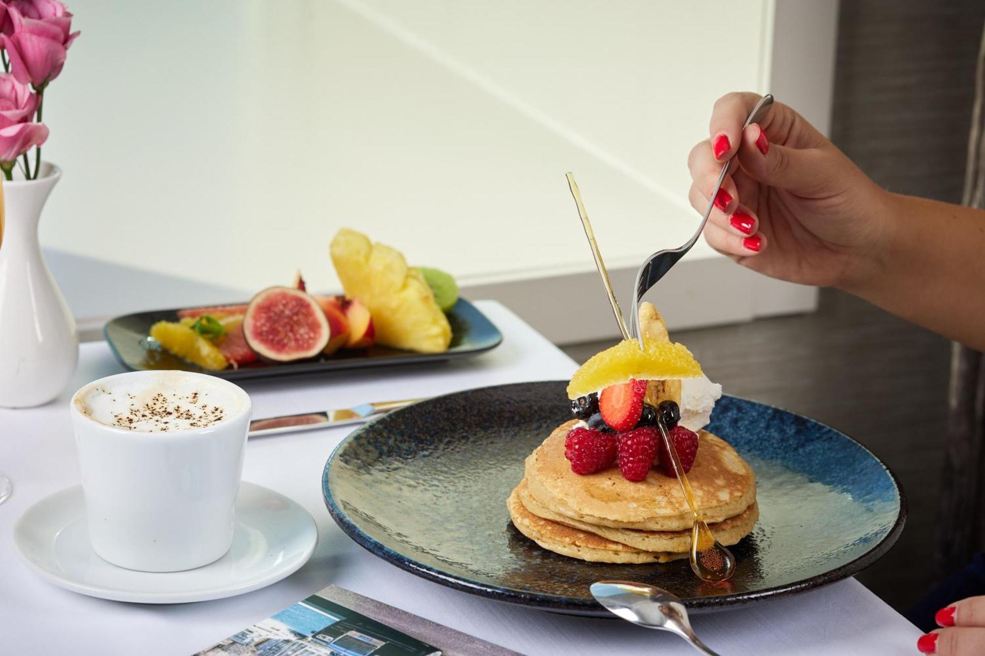 Sheraton Bucharest Hotel Exterior photo Pancakes with fruit