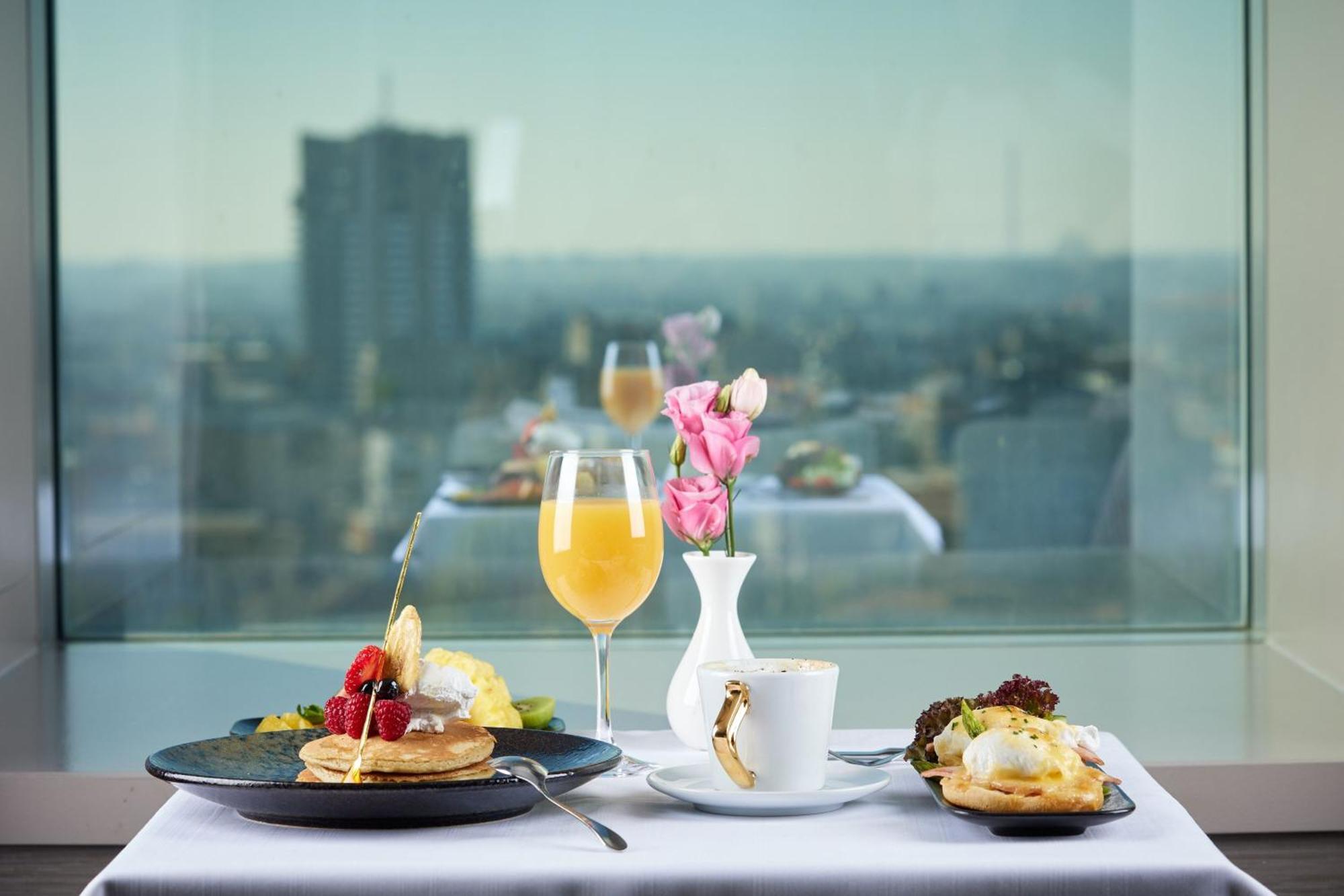 Sheraton Bucharest Hotel Exterior photo Breakfast at the hotel