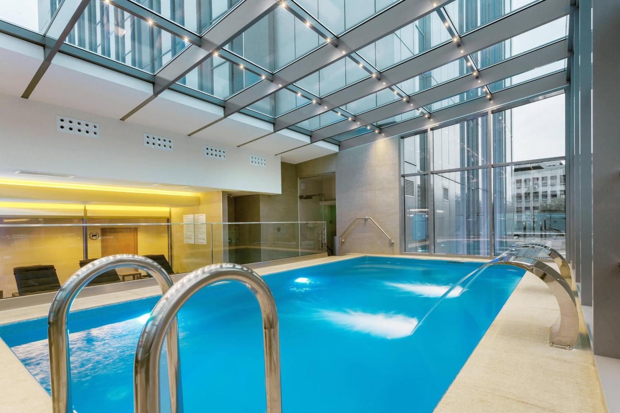 Sheraton Bucharest Hotel Exterior photo The pool