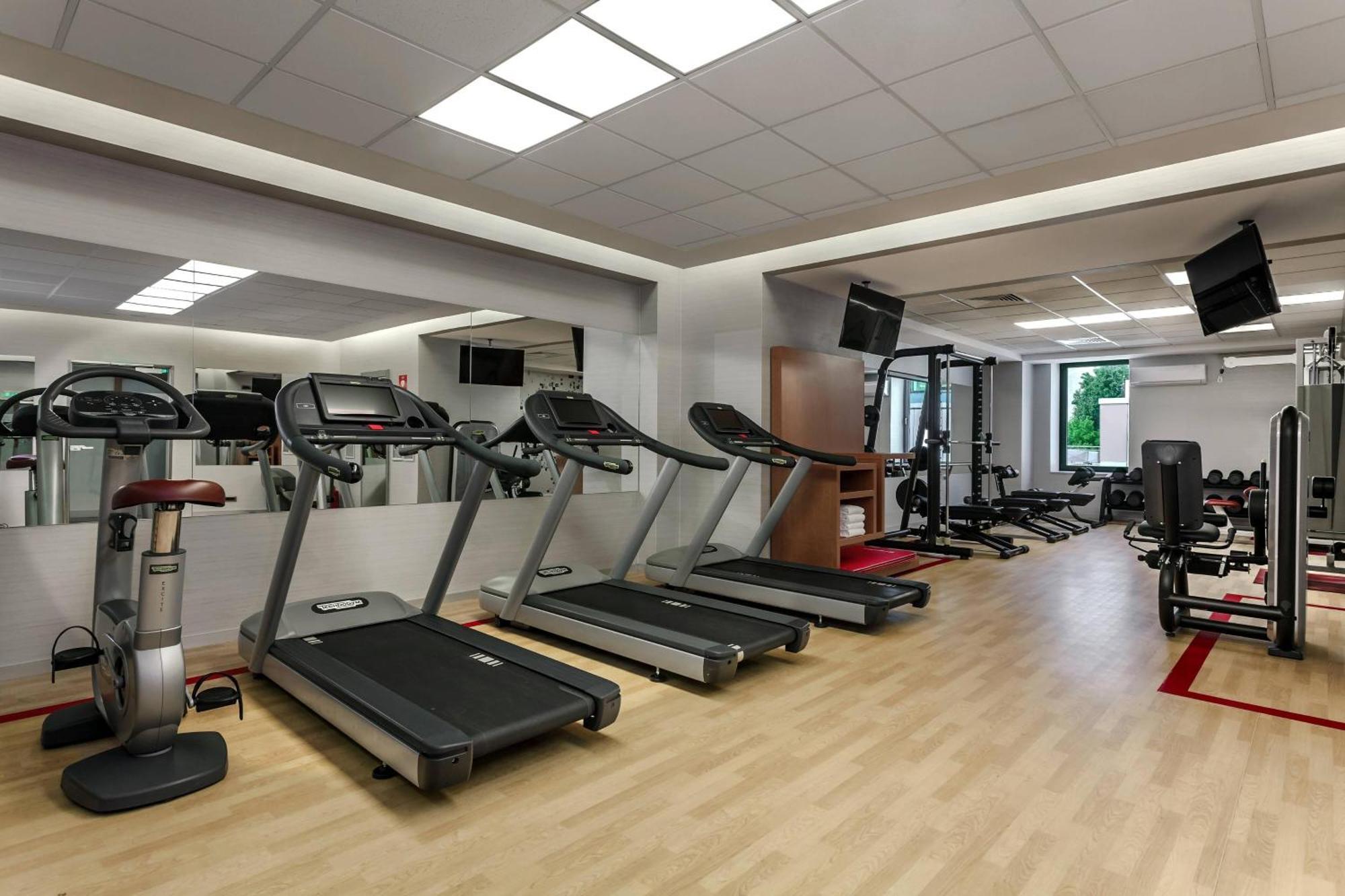 Sheraton Bucharest Hotel Exterior photo The gym at the hotel