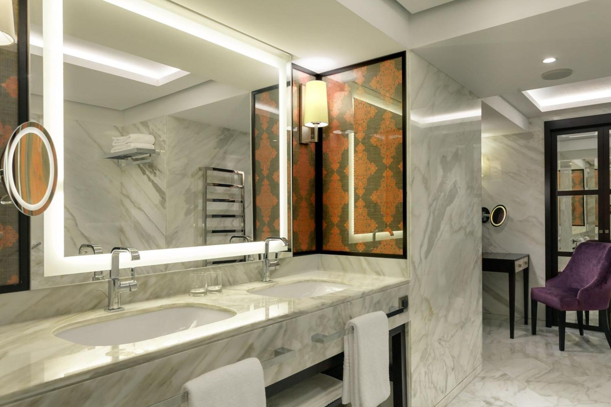 Sheraton Bucharest Hotel Exterior photo Bathroom