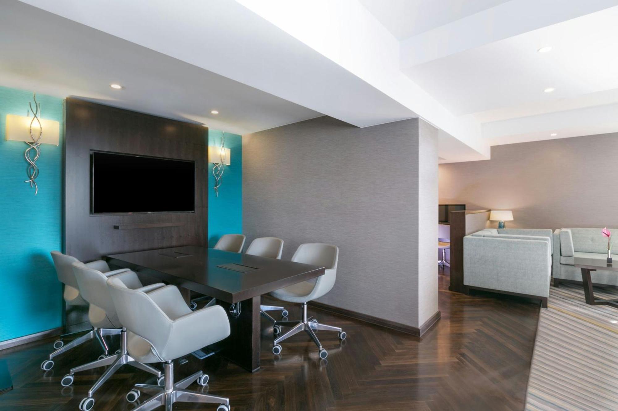 Sheraton Bucharest Hotel Exterior photo Suite at the Hilton London West End