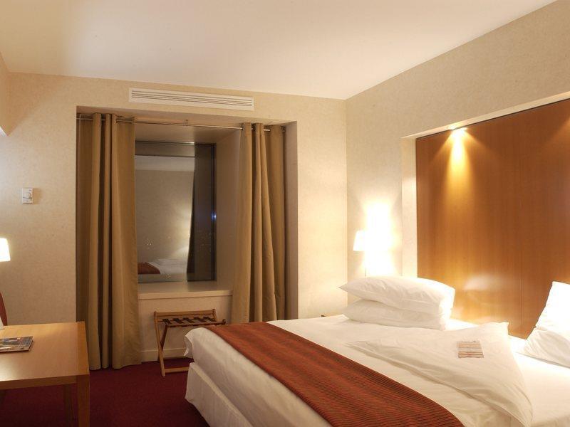 Sheraton Bucharest Hotel Exterior photo A room at the hotel