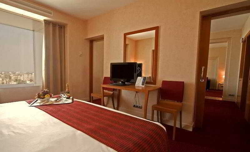 Sheraton Bucharest Hotel Exterior photo A room at the hotel